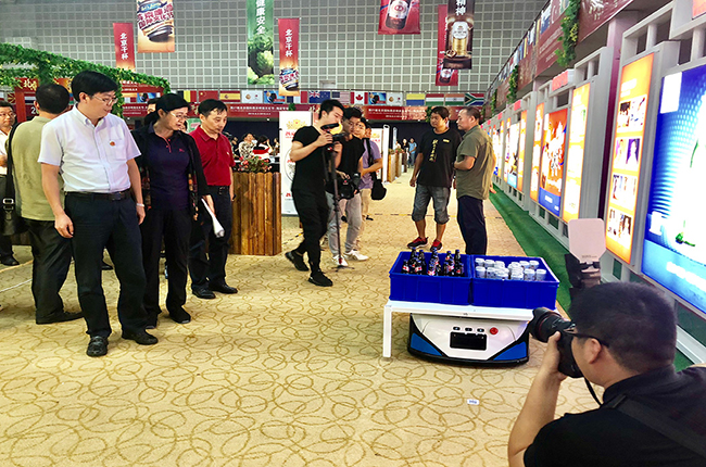 國(guó)際啤酒節(jié)：我不是酒神，我是科捷機(jī)器人